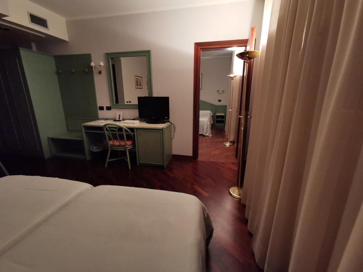 Hotel Le Ville Modena Exterior photo